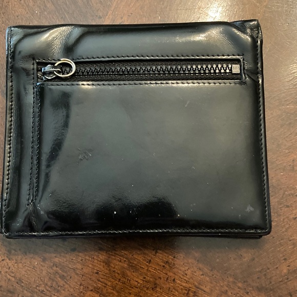 Ferragamo black patent bifold wallet featuring the iconic Double Gancini logo. - Picture 2 of 10